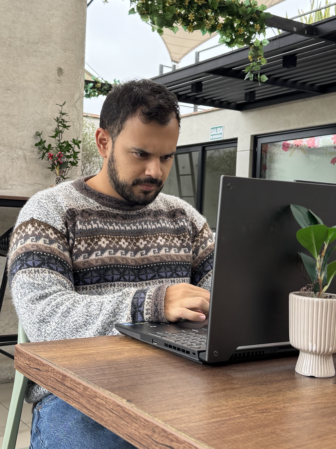 Gian Carlo Romero trabajando en su laptop